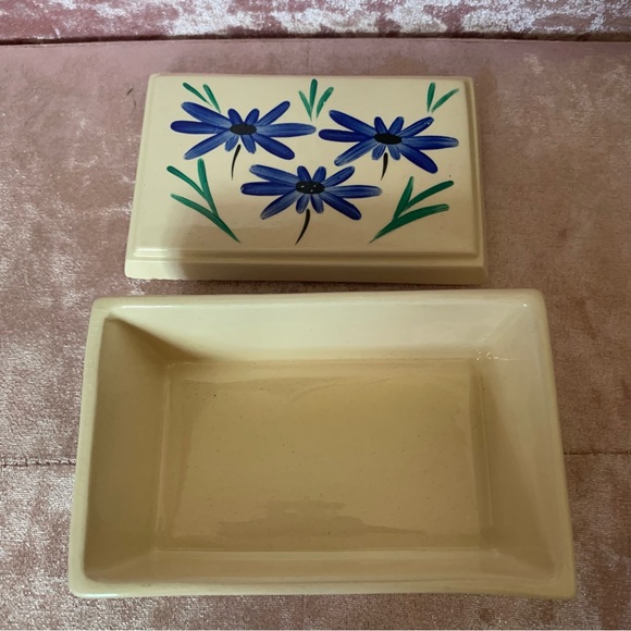 👗Painted White Ceramic Knick-Knack Box with Forget-Me-Not Flowers - Picture 3 of 11